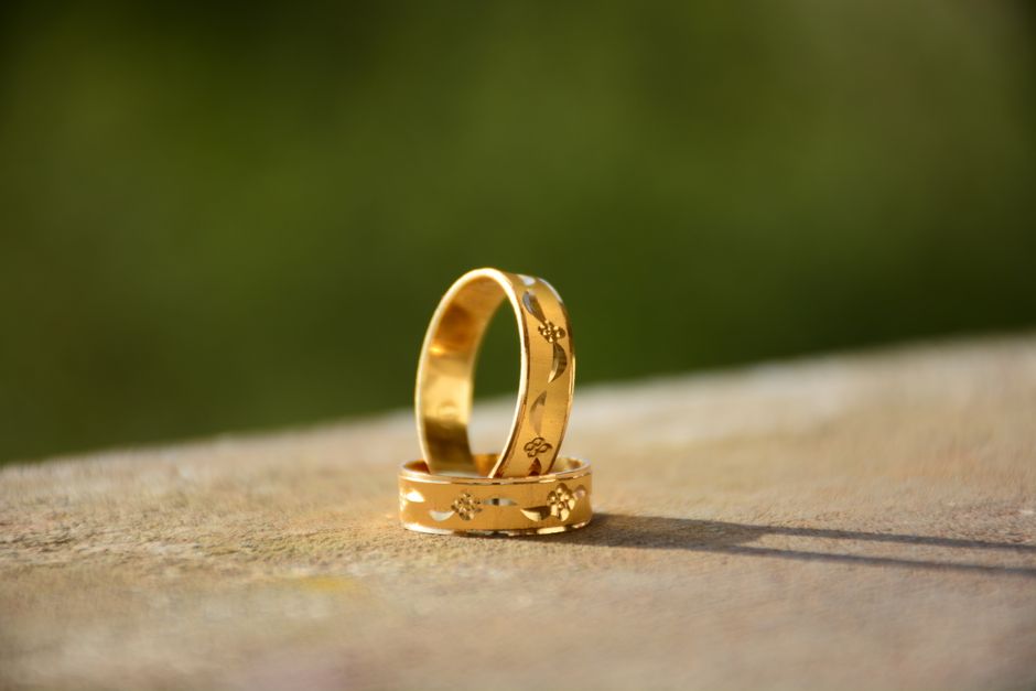 guess ring gold tone